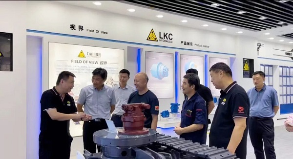 青島德州老鄉(xiāng)會(huì)宮兆東秘書長、禹城市在青流動(dòng)黨員黨總支籌建負(fù)責(zé)人劉建民一行7人蒞臨公司參觀調(diào)研3.jpg 青島德州老鄉(xiāng)會(huì)宮兆東秘書長、禹城市在青流動(dòng)黨員黨總支籌建負(fù)責(zé)人劉建民一行7人蒞臨公司參觀調(diào)研3.jpg