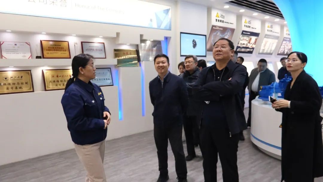 區委統戰部副部長郭可超一行蒞臨力克川液壓參觀指導2.jpg